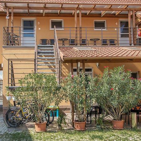 Oros House Apartmanhaz Oroshaza Ngoại thất bức ảnh