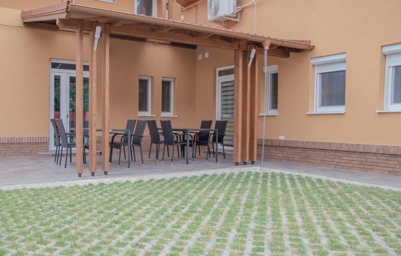 Oros House Apartmanhaz Oroshaza Ngoại thất bức ảnh