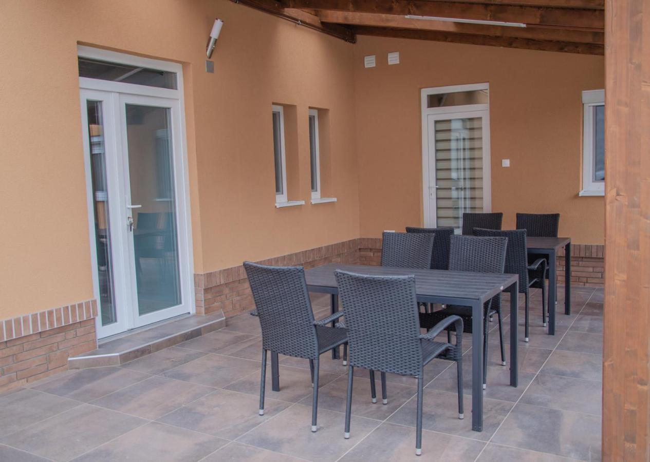 Oros House Apartmanhaz Oroshaza Ngoại thất bức ảnh