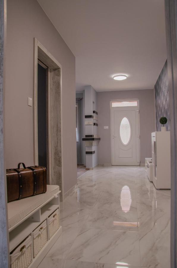 Oros House Apartmanhaz Oroshaza Ngoại thất bức ảnh