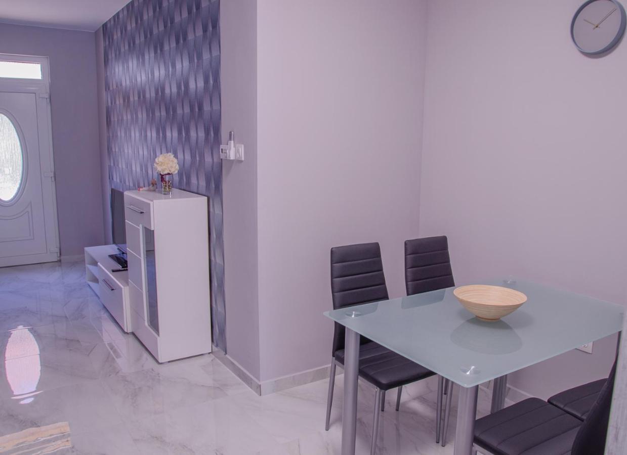 Oros House Apartmanhaz Oroshaza Ngoại thất bức ảnh