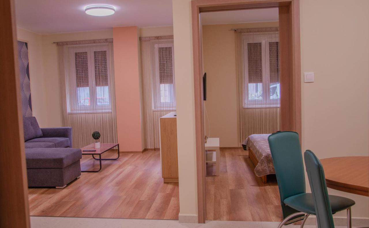 Oros House Apartmanhaz Oroshaza Ngoại thất bức ảnh