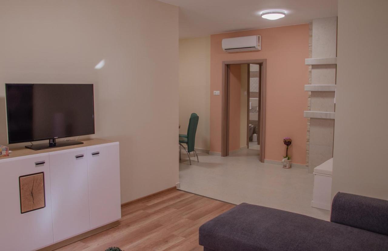 Oros House Apartmanhaz Oroshaza Ngoại thất bức ảnh