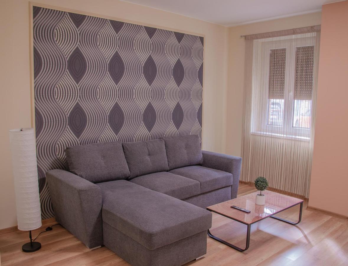 Oros House Apartmanhaz Oroshaza Ngoại thất bức ảnh