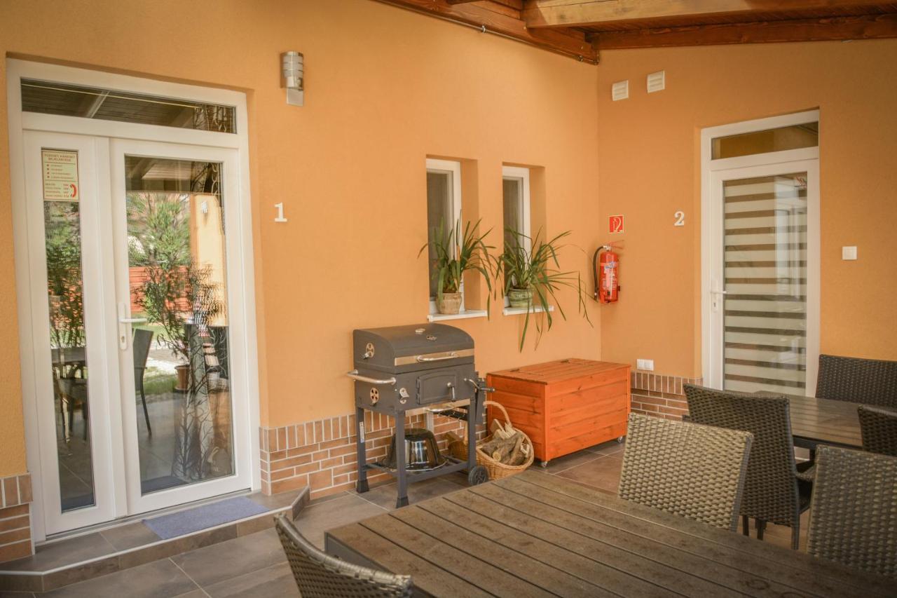 Oros House Apartmanhaz Oroshaza Ngoại thất bức ảnh