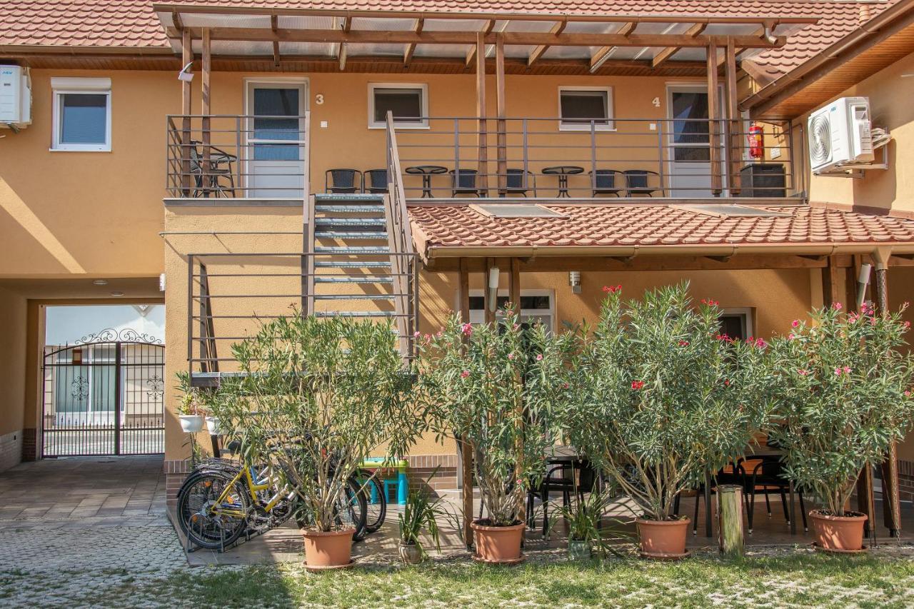 Oros House Apartmanhaz Oroshaza Ngoại thất bức ảnh