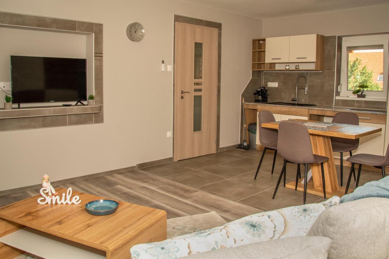 Oros House Apartmanhaz Oroshaza Ngoại thất bức ảnh