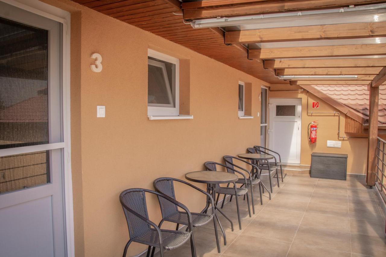 Oros House Apartmanhaz Oroshaza Ngoại thất bức ảnh