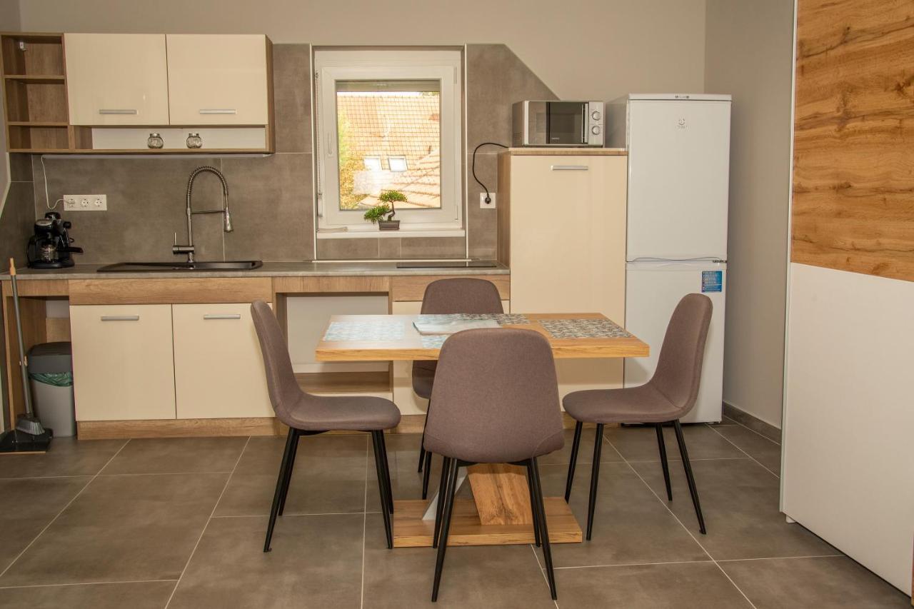 Oros House Apartmanhaz Oroshaza Ngoại thất bức ảnh