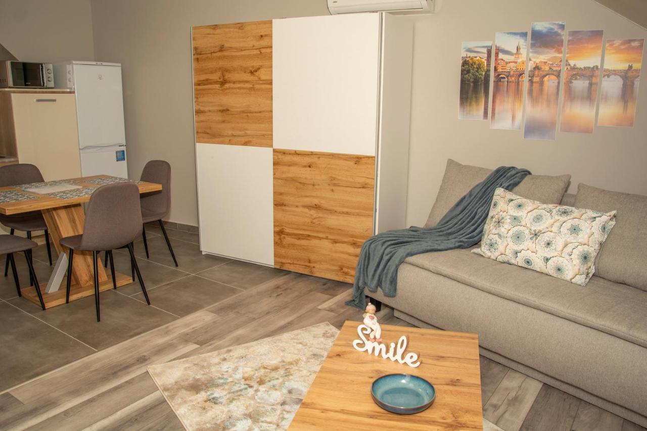 Oros House Apartmanhaz Oroshaza Ngoại thất bức ảnh