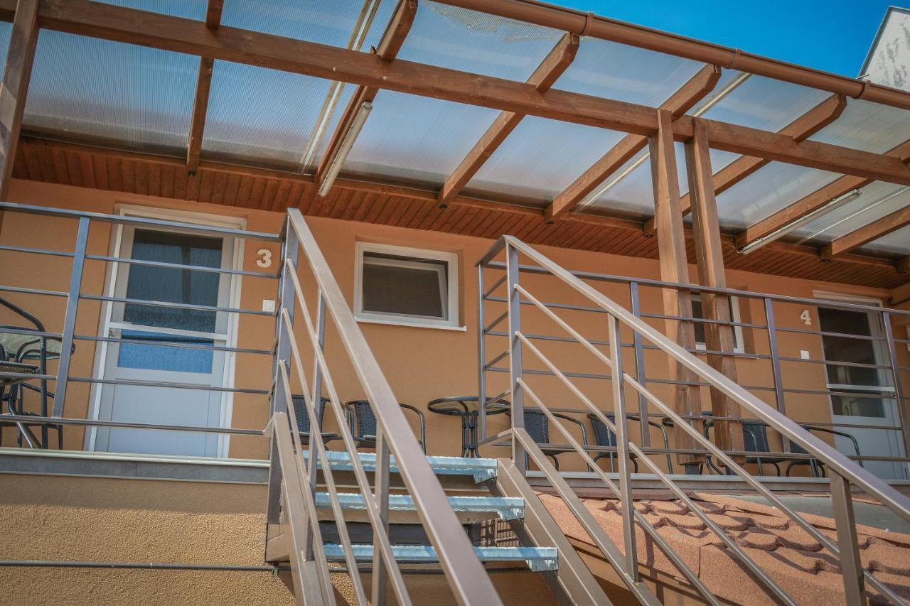 Oros House Apartmanhaz Oroshaza Ngoại thất bức ảnh