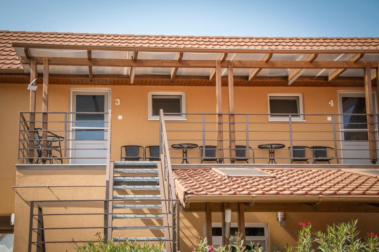 Oros House Apartmanhaz Oroshaza Ngoại thất bức ảnh